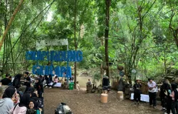 Pengunjung beraktivitas di bantaran Sungai Cikapundung, Cikalapa pada Minggu 19 April 2026. (Sumber: ayobandung.id | Foto: Halwa Raudhatul)