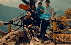 Empat orang di perjalanan menuju puncak Upas Hill, sebelum semua sudut pandang berubah di atas ketinggian 2084 Mdpl. (Sumber: Dokumentasi Penulis | Foto: Pernando Aigro S.)