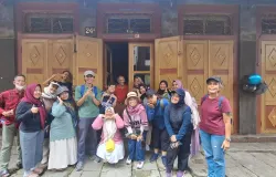 Penulis bersama rekan-rekan saat mengunjungi rumah keluarga Pasar Baru Bandung yang masih terjaga keasliannya, dan berada di tengah Kota Bandung. (Sumber: Dokumentasi Penulis | Foto: Malia Nur Alifa)