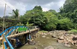 Volume sampah di Sungai Cikapundung kawasan Cikalapa kini berkurang drastis dari satu ton menjadi 100 kilogram berkat aksi pembersihan rutin selama 17 tahun. (Sumber: ayobandung.id | Foto: Halwa Raudhatul)