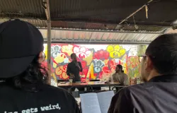 Hawe Setiawan membedah peta rahasia Bandung di balik lembaran novel Ateis. (Sumber: ayobandung.id | Foto: Ilham Maulana)