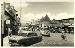 Pasar baru bandung pasca kemerdekaan. (Sumber: KITLV)