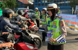 Sejumlah Polwan memberikan sosialisasi budaya tertib berlalu lintas kepada pengguna jalan di Pos Aria Graha, Kota Bandung. (Sumber: ayobandung.com | Foto: Dok. Humas Polda Jabar)