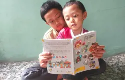 Aa Akil anak kedua dan Kakang anak ketiga asyik membaca buku, Ahad (26/4/2026) (Sumber: Istimewa | Foto: IBN GHIFARIE)