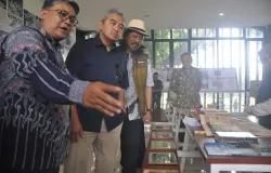 Walikota Muhammad Farhan mengamati koleksi buku yang dipamerkan dalam Bandung Milestone, yang menampilkan jejak sejarah dan semangat Konferensi Asia Afrika. (Sumber: Dokumentasi Penulis | Foto: Kin Sanubary)
