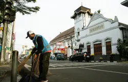 Di tengah hiruk pikuk Bandung, ada mereka yang terus bekerja agar kota tetap hidup. (Sumber: Unsplash | Foto: Abdul Ridwan)