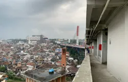 Sisi luar rumah deret Tamansari yang menghadap ke Selatan dengan latar belakang Jalan Layang Prof. Dr. Mochtar Kusumaatmadja (Pasuptai). (Sumber: ayobandung.id | Foto: Halwa Raudhatul)