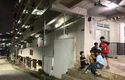 Anak-anak memanfaatkan lorong rumah deret Tamansari untuk bermain, Sabtu 25 April 2026. (Sumber: ayobandung.id | Foto: Halwa Raudhatul)