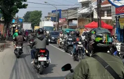 Kemacetan kendaraan mengular di salah satu ruas jalan di Bandung, mencerminkan padatnya mobilitas warga di tengah aktivitas harian. (Sumber: Magang Ayobandung | Foto: Miftahul Rizki)