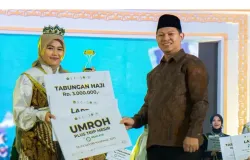 Hayyun Halimatul Ummah ketika dinobatkan sebagai Duta Santri Nasional pada malam grand final. (Sumber: Dokumentasi Penulis)