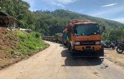 Aktivitas pengangkutan sampah menuju TPA Sarimukti di Kecamatan Cipatat, Kabupaten Bandung Barat (KBB) pada Selasa 6 Mei 2025. (Sumber: ayobandung.id | Foto: Restu Nugraha Sauqi)