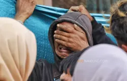 Keluarga korban longsor Cisarua menangis usai mendengar informasi salah satu keluarganya ditemukan. (Sumber: Ayobandung.com | Foto: Irfan Al-Faritsi)