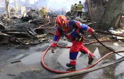 Petugas Pemadam Kebakaran dan Penyelamatan Kota Bandung melakukan pendinginan pada kios material barang bekas yang terbakar di Jalan Soekarno-Hatta, Kota Bandung, Kamis 26 Maret 2026. (Sumber: ayobandung.id | Foto: Irfan Al Faritsi)