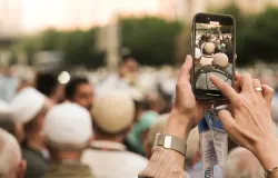 Internet tidak hanya membangun hubungan kolaboratif antar-pengguna secara individual, tetapi juga “merekam” serangkaian tindakan online kita setiap hari. (Sumber: Pexels | Foto: Şevval Pirinççi)