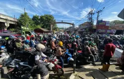 Kepadatan arus lalu lintas di Jalan Raya Cimareme, Kabupaten Bandung Barat. (Sumber: Ayobandung.com/Restu Nugraha)