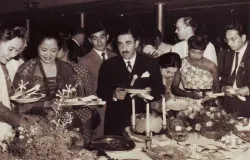 Momen jamuan makan malam resmi pada Konferensi Asia-Afrika (KAA) di Hotel Savoy Homann, Bandung, pada 19 April 1955. (Sumber foto: Arsip Nasional Republik Indonesia)