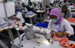 Sejumlah buruh perempuan di salah satu pabrik tekstil, Jalan Soekarno-Hatta, Kota Bandung. (Sumber: ayobandung.com | Foto: Irfan Al-Faritsi)