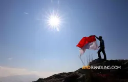 Upacara Pengibaran Bendera Merah Putih di Puncak Gunung Hawu. (Sumber: Ayobandung.com | Foto: Irfan Al-Faritsi)