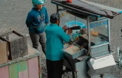 Pedagang batagor. (Sumber: Unsplash | Foto: Reyhan Aviseno)