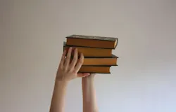 Ilustrasi buku sastra. (Sumber: Pexels | Foto: Alexandra Krainyukhova)