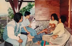 Tim pengisi acara Ganesha Iwan Fals berkunjung ke kediaman Iwan Fals di Cipanas, Puncak. Dari kiri ke kanan: Arif (GIF), Denny GIF (penyiar Radio Ganesha Bandung), Iwan Fals, dan Bram (sahabat karib Iwan Fals dari Bandung). (Foto: Kemal Ferdiansyah)