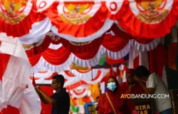 Beragam bendera merah putih yang dijual para pedagang selama bulan Agustus. (Sumber: Ayobandung.com | Foto: Irfan Al-Faritsi)