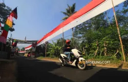 Warga Kampung Pengkolan Pasang Bendera Merah Putih Sepanjang 540 Meter pada tahun 2023. (Sumber: Ayobandung.com | Foto: Irfan Al-Faritsi)