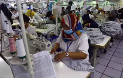 Aktivitas buruh perempuan di sebuah pabrik tekstil di Kota Bandung. (Sumber: ayobandung.com | Foto: Irfan Al-Faritsi)