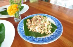 Karedok (salad sunda) di Indonesia. (Sumber: Wikimedia Commons | Foto: Gunawan Kartapranata)