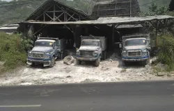 Beberapa truk bayawak pengangkut batu kapur terparkir di wilayah Cipatat Kabupaten Bandung Barat. (Sumber: ayobandung.com | Foto: Ananda)