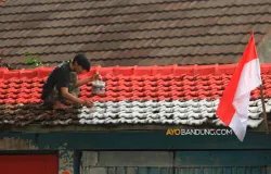 Bendera merah putih di sekeliling Lapangan Lio Genteng, RW 05, Kelurahan Nyengseret, Kecamatan Astanaanyar, Kota Bandung, Jawa Barat, Sabtu 12 Agustus 2023. (Sumber: Ayobandung.com | Foto: Irfan Al-Faritsi)