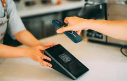 Kemudahan transaksi dompet digital melalui pemindaian kode QR semakin efisien dan dekat dengan aktivitas harian mahasiswa. (Sumber: Pexels/Pavel Danilyuk)