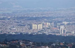 Kota Bandung tampak seperti cekungan dengan dominasi kawasan pemukiman serta industri. Sementara bagian hijau sudah sangat kurang. (Sumber: ayobandung.id | Foto: Irfan Al Faritsi)