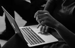 Ilustrasi mengetik artikel dengan laptop. (Sumber: Unsplash | Foto: Sergey Zolkin)
