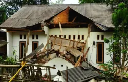 Rumah warga yang terdampak gempabumi dengan kekuatan (M) 6,7 pada tanggal 14 Januari 2022, di Kabupaten Pandeglang, Banten. (Sumber: BNPB)