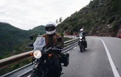 Touring bukanlah sekadar hobi berkendara yang menguras materi, melainkan ruang sosial dan psikologis. (Sumber: magnific.com | Foto: bublikhaus)