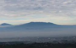 Foto Pemandangan Gunung Puntang diambil dari Gunung Batu Lemabang. (Sumber: Dokumentasi Penulis | Foto: Rio Praja)