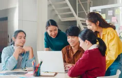 Pengalaman organisasi dapat menjadi proses pembelajaran yang membantu mahasiswa mengembangkan employability skills sebagai bekal menghadapi dunia profesional. (Sumber: magnific.com | Foto: tirachardz)