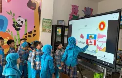 Pembelajaran interaktif anak-anak usia dini menggunakan Papan Interaktif Digital melalui platfrom Game Edukasi Paudpedia. (Sumber: Dokumentasi kemdikbud.go.id  | Foto: Kementerian Pendidikan, Kebudayaan, Riset, dan Teknologi)