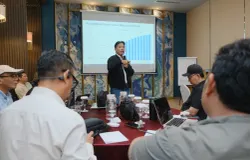 Pemimpin Redaksi Suara.com Suwarjono mengingatkan bahwa media dan jurnalis yang menolak beradaptasi dengan AI dan menganggapnya sebagai musuh akan tertinggal serta terancam gulung tikar. (Sumber: ayobandung.id | Foto: Irfan Al Faritsi)
