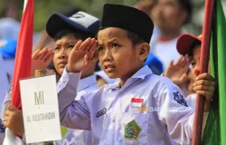 Acara pengibaran bendera Merah Putih berukuran 10×18 meter di Tebing Hawu, Kabupaten Bandung Barat, Senin 17 Agustus 2026. (Sumber: Ayobandung.com | Foto: Irfan Al-Faritsi)