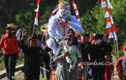 Parade jampana saat melintas di Kampung Cidadap, Desa Padalarang (Sumber: ayobandung.com | Foto: Irfan Al-Faritsi)