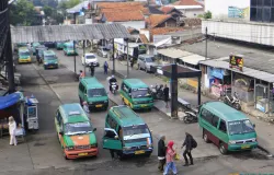 Suasana lengang di Terminal Cicaheum pada Rabu 22 April 2026. Di tahun 1990-an, angkot berbagai trayek ini berderet rapi dan panjang terutama di jam-jam sibuk. (Sumber: ayobandung.id | Foto: Irfan Al Faritsi)