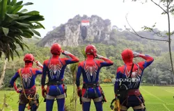 Pengibaran bendera Merah Putih berukuran 10×18 meter di Tebing Hawu, Kampung Cidadap, Desa Padalarang, Kecamatan Padalarang, Kabupaten Bandung Barat, Senin 17 Agustus 2026. (Sumber: Ayobandung.com | Foto: Irfan Al-Faritsi)