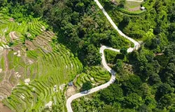 Di balik tanjakan yang menantang pesepeda, Cigenjlong menyimpan jejak gempa dahsyat yang membentuk bentang alam sekaligus meninggalkan cerita dalam nama kampungnya. (Sumber: Dokumentasi T. Bachtiar)