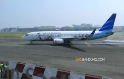 Pesawat jet komersial Garuda Indonesia mendarat perdana di Bandara Husein Sastranegara, Kota Bandung, Jumat 14 Agustus 2026. (Sumber: ayobandung.com | Foto: Irfan Al-Faritsi)