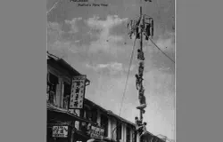 Kartu pos yang menggambarkan tradisi panjat pinang di negri ini sejak masa kolonial. (Sumber: KITLV)