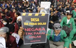 Ratusan mahasiswa dari berbagai perguruan tinggi di Bandung Raya melakukan aksi unjuk rasa di depan Gedung DPRD Jawa Barat, Kota Bandung, Rabu 17 Juni 2026. (Sumber: Ayobandung.com | Foto: Irfan Al-Faritsi)