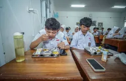 Siswa menikmati Makan Bergizi Gratis (MBG) di SMAN 9 Bandung, Jalan Suparmin, Pajajaran, Kota Bandung pada Senin, 6 Januari 2024. (Sumber: Ayobandung.id | Foto: Kavin Faza)