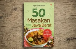 Buku berjudul 50 Masakan Khas Jawa Barat karya Ajen Dianawati (2025). (Sumber: Dokumentasi penulis | Foto: Badiatul Muchlisin Asti)